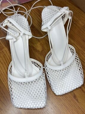 White fishnet heels ankle strap up
Size 8